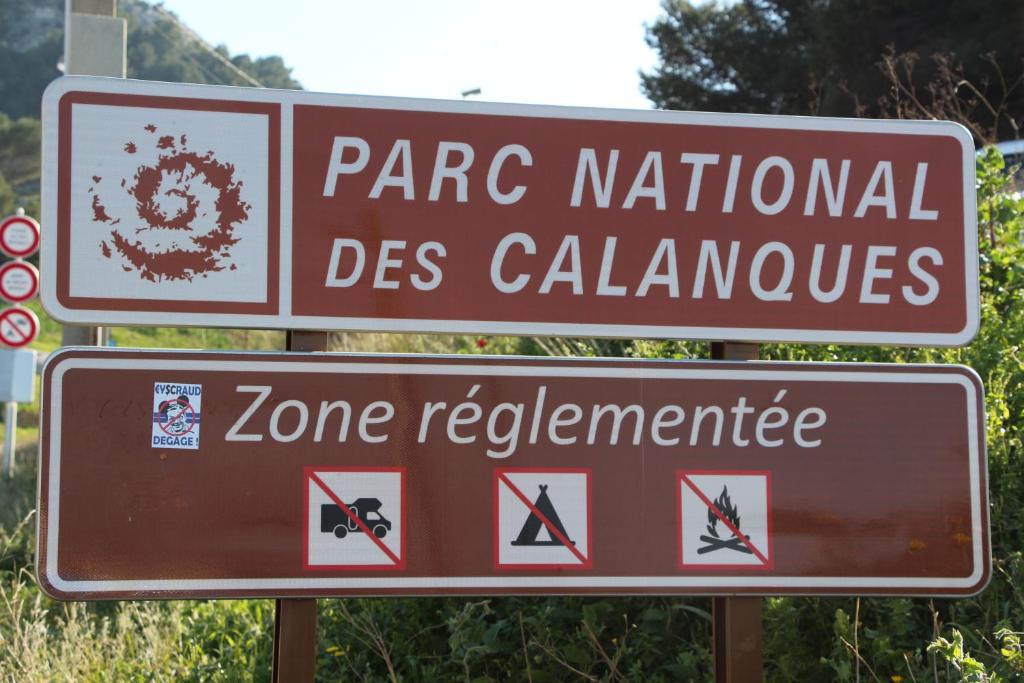 a sign that readsarma national des calzones and zone regulations at Charmant Cabanon aux Goudes à Marseille avec vue mer in Marseille