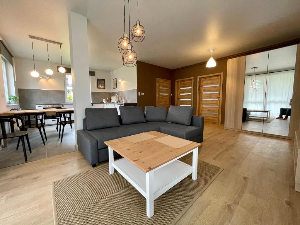 een woonkamer met een bank en een tafel bij Komfortowe Apartamenty w Nałęczowie in Nałęczów