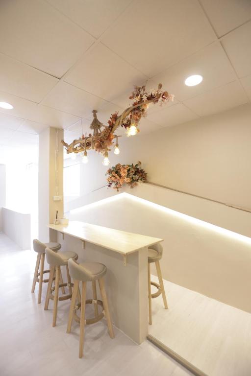 a kitchen with a table and stools in a room at 小巷微光 in Green Island