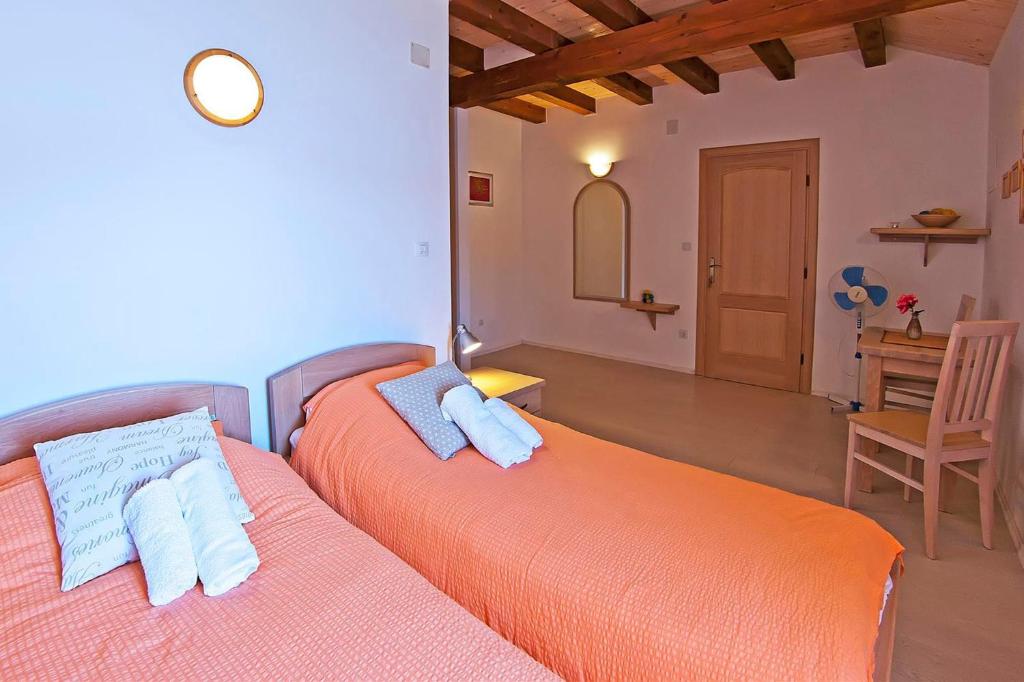Łóżko lub łóżka w pokoju w obiekcie Rooms at Castle from XVI century Zamagna, Mali Zaton bay