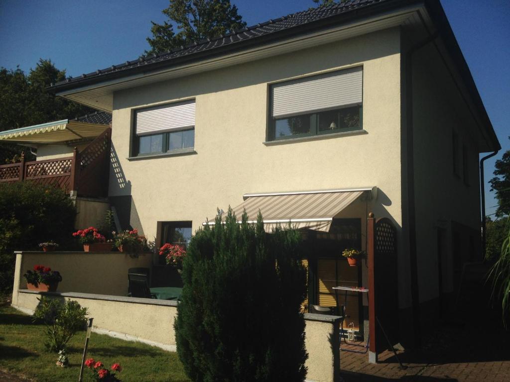 une maison avec un auvent devant elle dans l'établissement Ferienwohnung "Am Fechtertor- Eingang zum Schlosspark", à Putbus