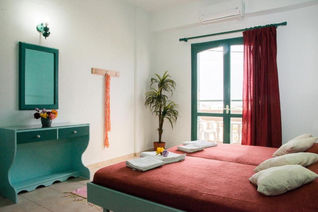 Postel nebo postele na pokoji v ubytování Theoni Apartments