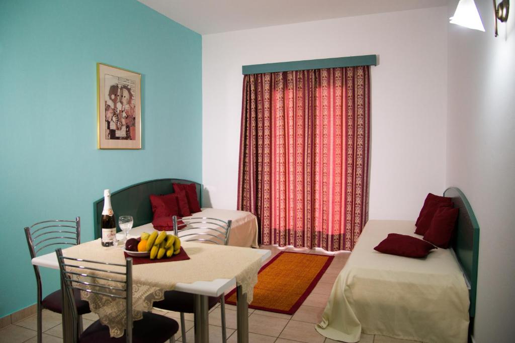 Postel nebo postele na pokoji v ubytování Theoni Apartments