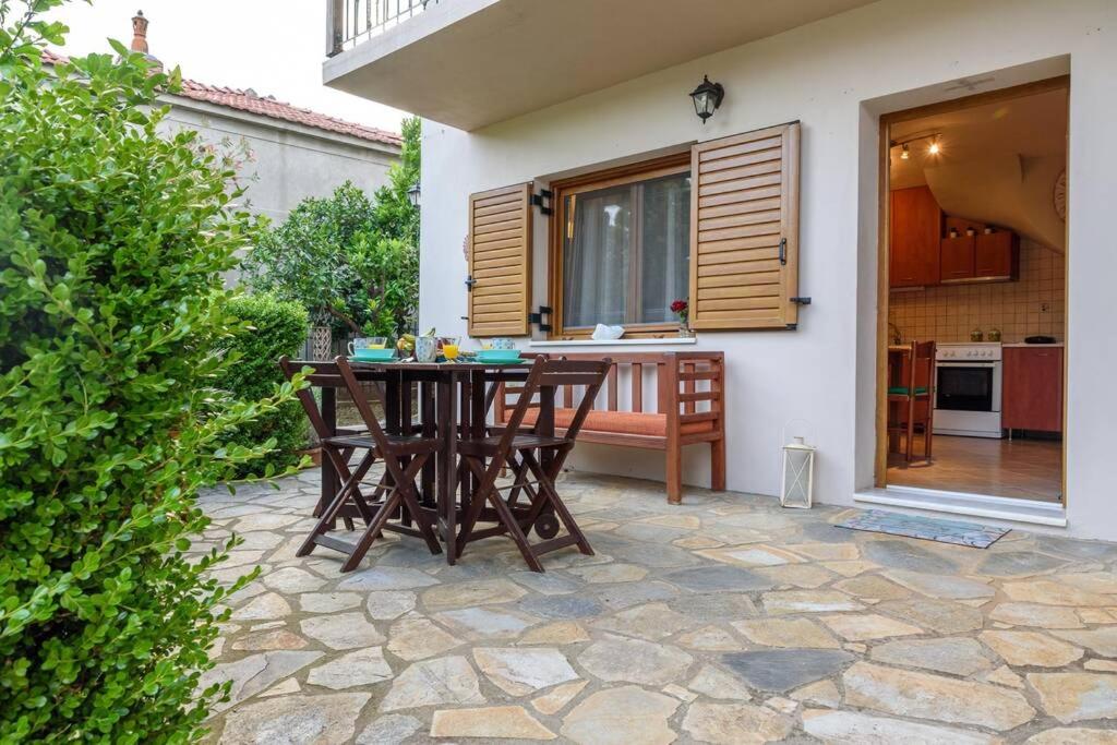 Patio nebo venkovní prostory v ubytování Small House with Garden & View