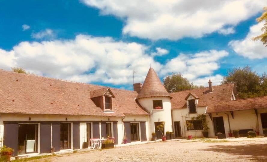 an old house with a turret on the side of it at Le mur des beaunes in Pruniers