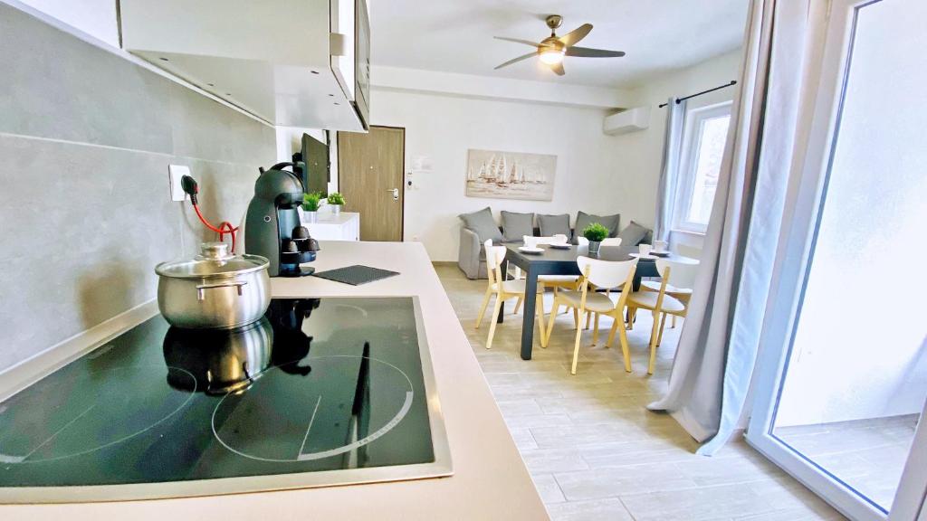 Zdjęcie z galerii obiektu Pakostane - MASLENIK -appartement 65 m2 et piscine w Pakoštane