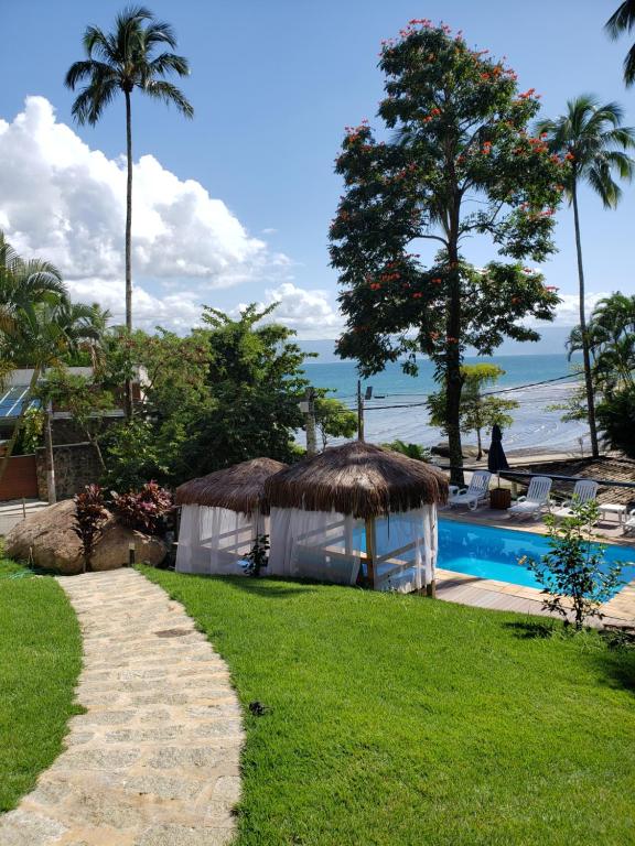 un resort con piscina accanto a un resort di La Bella Suítes a Ilhabela