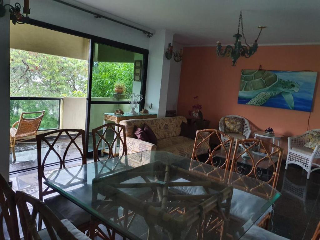  Apartamento grande em condomínio no Guarujá