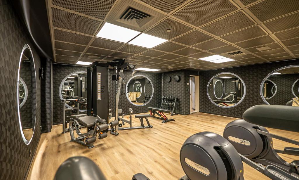 Fitness centrum a/nebo fitness zařízení v ubytování Golden Crown Hotel