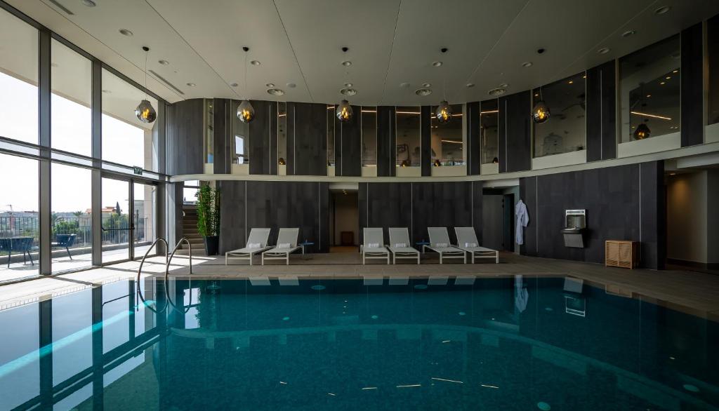 Bazén v ubytování Golden Crown Hotel nebo v jeho okolí