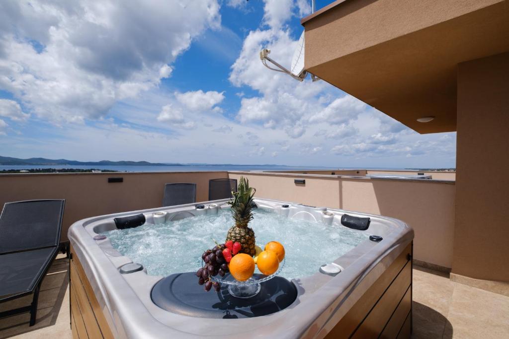Balkón alebo terasa v ubytovaní Apartments Luana with private jacuzzi