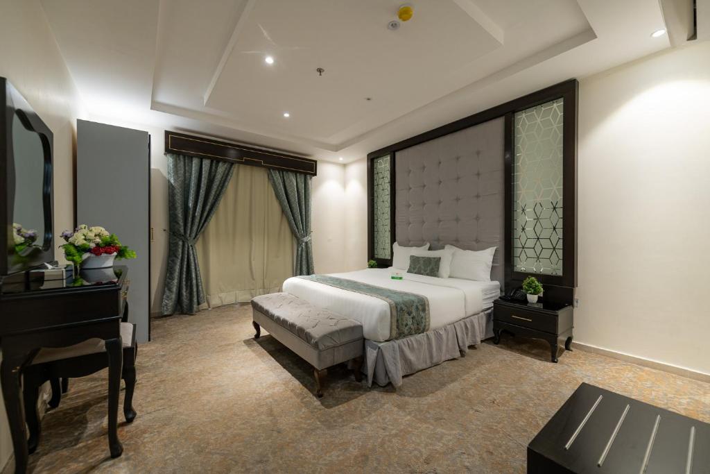 En eller flere senge i et værelse på Holiday Plus Al Nuzha- هوليداي بلس النزهه