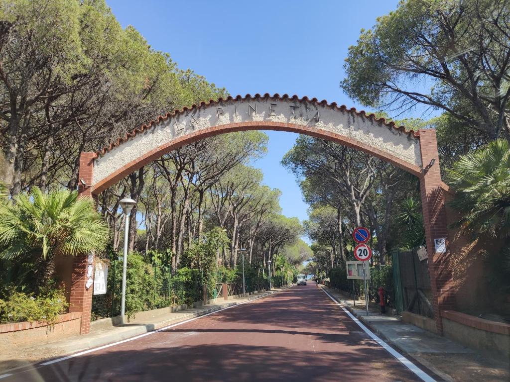 um arco de tijolos sobre uma rua com uma estrada em Villino Ondine em Santa Margherita di Pula