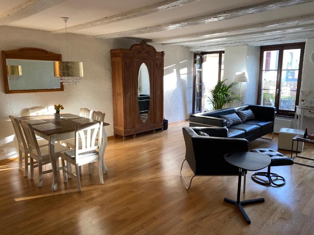 - un salon avec une table et un canapé dans l'établissement Joline private guest apartment feel like home, à Nidau