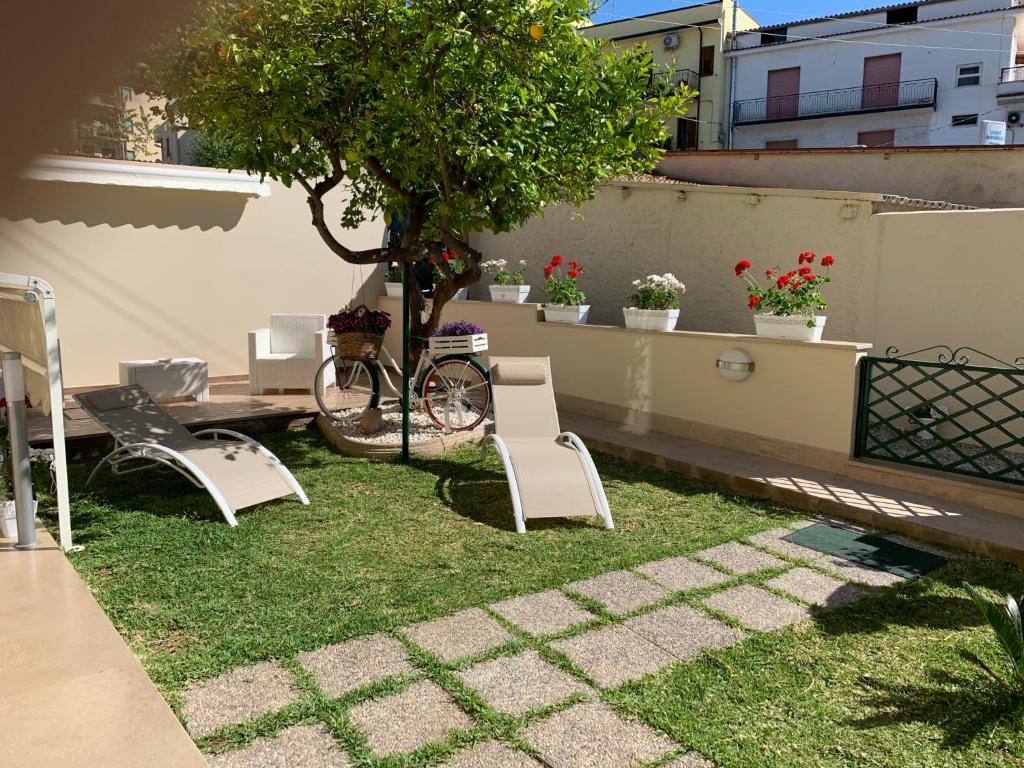 A garden outside Don Francisco Rooms - TROPEA