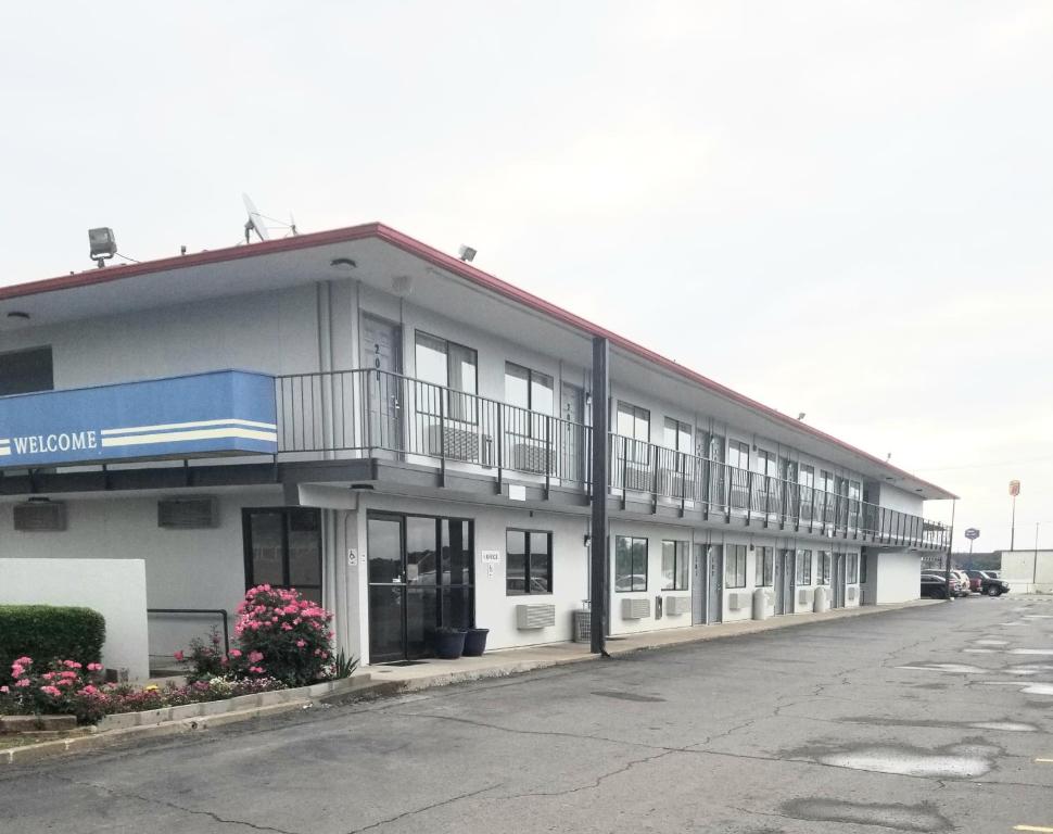 Un grand bâtiment blanc avec balcon se trouve dans une rue. dans l'établissement Skyline Inn, à Conway