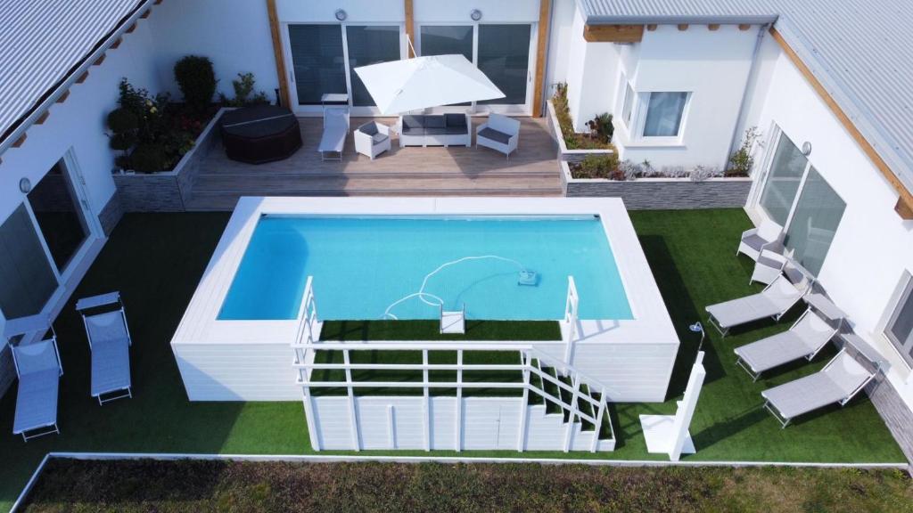 an overhead view of a swimming pool with chairs and an umbrella at TheVilla holiday in Silvi Marina