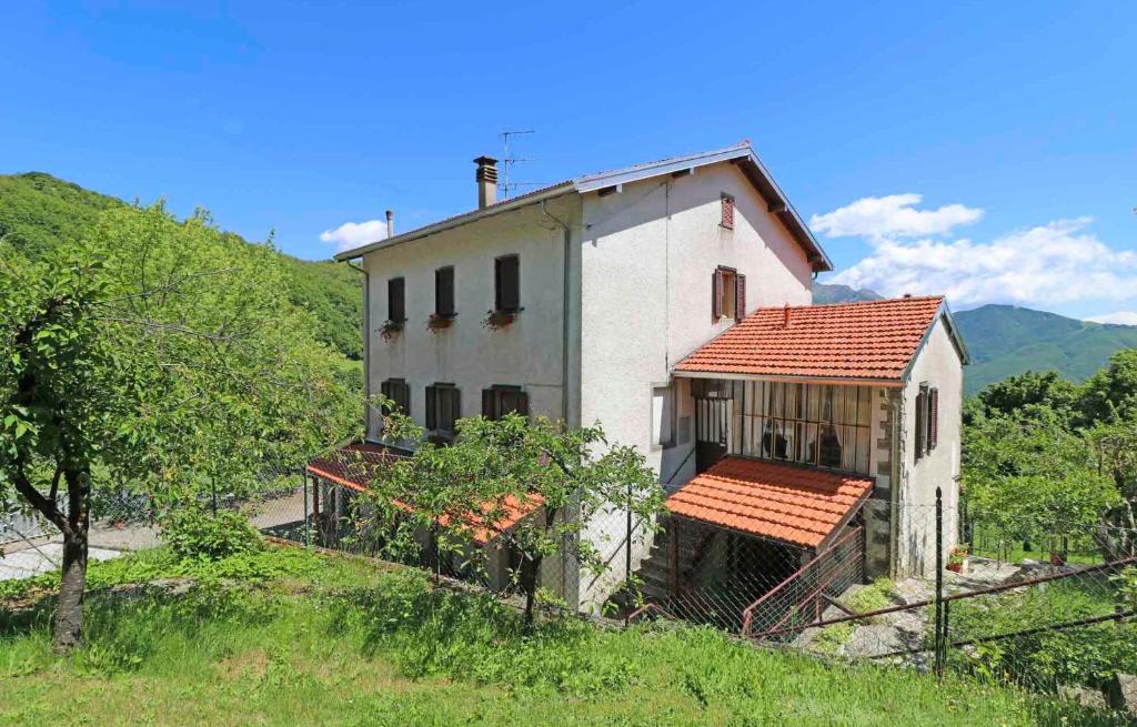 a large white house on a hill in a field at B&B Ca' Battista in Montelungo Superiore