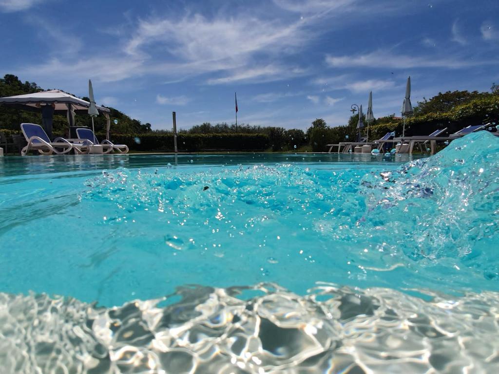 Bazén v ubytování Hotel Agli Ulivi nebo v jeho okolí