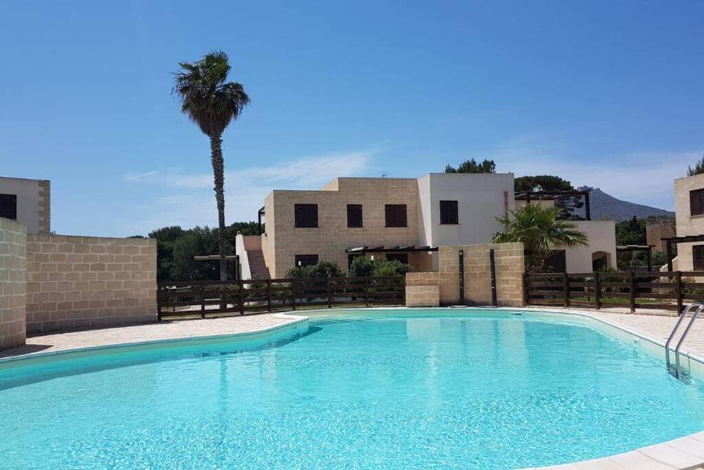 une grande piscine en face d'un bâtiment dans l'établissement Vacanze isolane, à Favignana