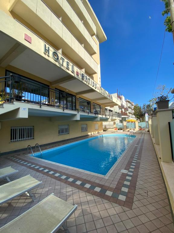 una piscina frente a un edificio en Hotel Artide, en Rímini