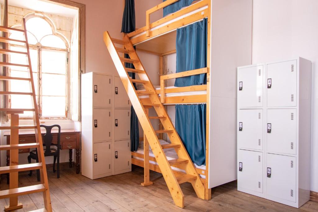 Palanda nebo palandy na pokoji v ubytování Tilia Hostel
