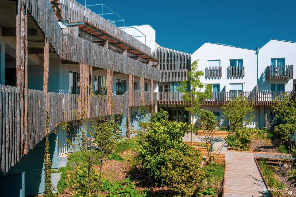 uma vista exterior para o pátio de um edifício em ATHOME RESIDENCE ET SPA em La Rochelle