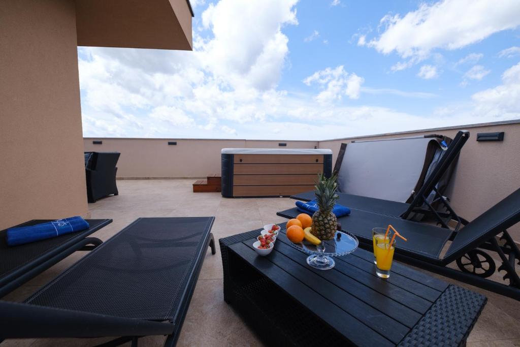 Balkón alebo terasa v ubytovaní Apartments Luana with private jacuzzi