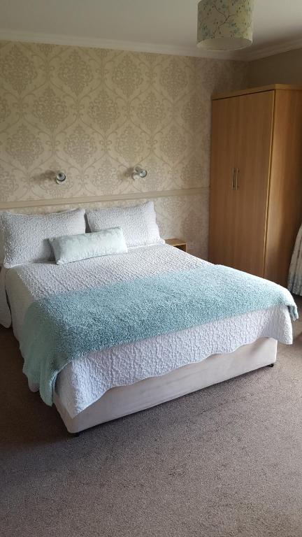 Postel nebo postele na pokoji v ubytování Riverwalk House B&B
