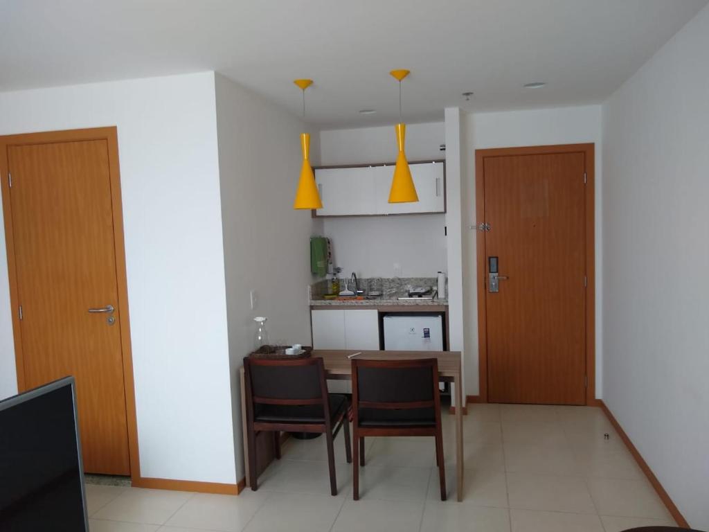 een keuken met een tafel en stoelen in een kamer bij Flat Constelações in Campos dos Goytacazes