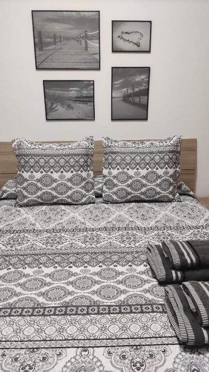 A bed or beds in a room at Somnis del Delta