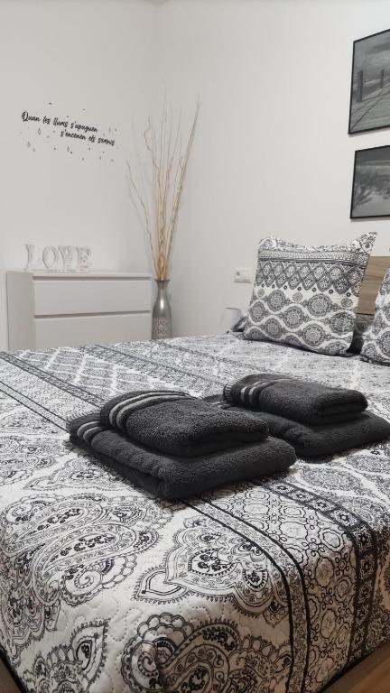 A bed or beds in a room at Somnis del Delta
