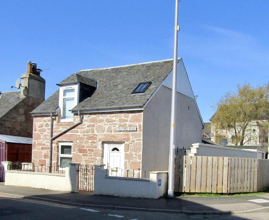 una iglesia con una bandera a un lado. en No 10 The Cottage en Inverness