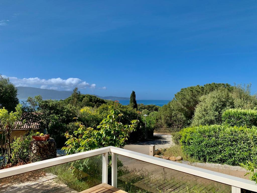 una vista sul giardino dal balcone di una casa di Les palmiers a Olmeto