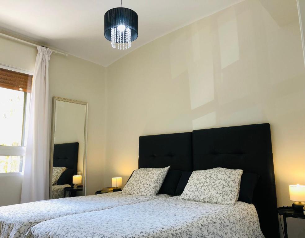 Posteľ alebo postele v izbe v ubytovaní Apartamento a 50 metros de la playa malagueta con vistas al mar