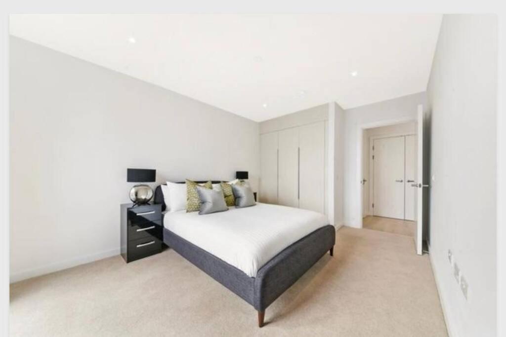 Spacious & Stylish 1 Bed London Apartment with Balcony