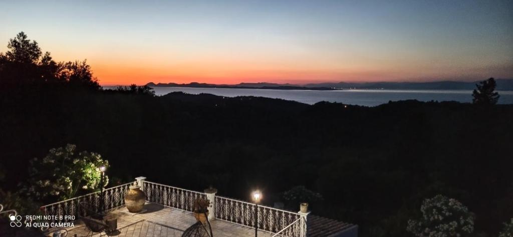 ArvanitakaíïkaにあるVilla Ianiraの家から夕日の海の景色