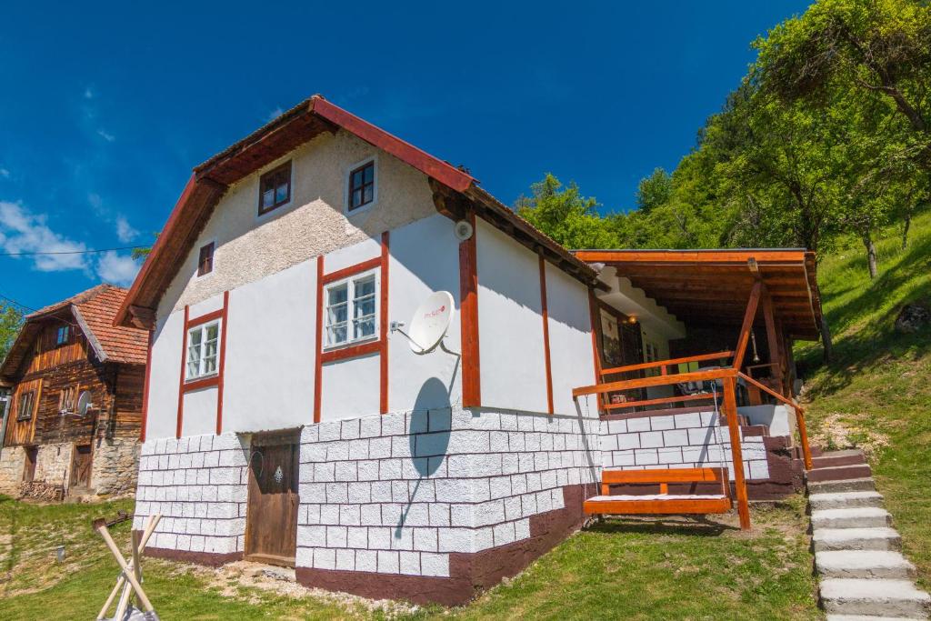 una casa pintada al costado de una colina en Kuca za odmor ANKA ZAOVLJANKA en Zaovine