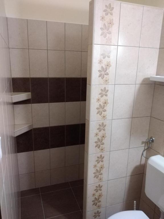 Koupelna v ubytování Otthon Apartman
