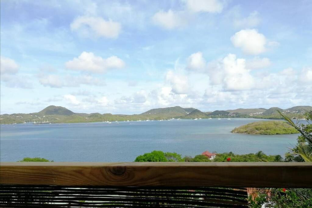 勒马兰Studio lumineux vue exceptionnelle sur la mer的享有大片的山水美景
