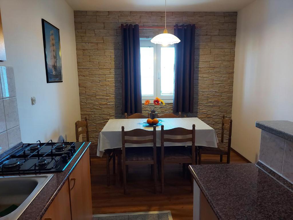Kuchyň nebo kuchyňský kout v ubytování Apartmani Tatjana