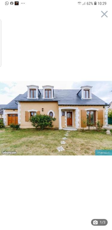 une photo d'une maison avec dans l'établissement BELLE MAISON A Ménars, à Menars