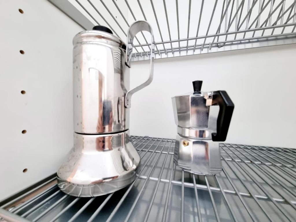 Příslušenství pro přípravu čaje a kávy v ubytování Apartamento Giovanni 09 Playa Roca