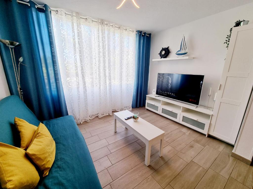 TV a/nebo společenská místnost v ubytování Apartamento Norma 8 Playa Roca