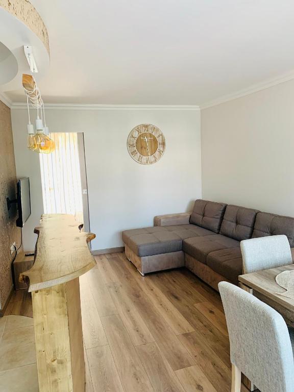 un salon avec un canapé et une table dans l'établissement Superbe 2 pièces à 50 m de la Promenade des Anglais, à Nice