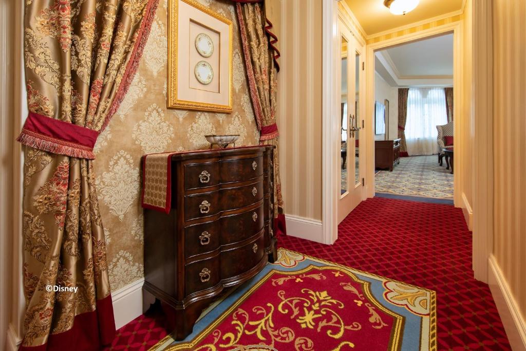 Postel nebo postele na pokoji v ubytování Hong Kong Disneyland Hotel