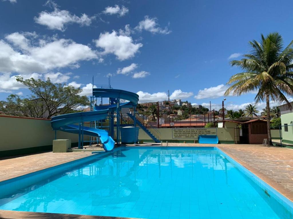 a large swimming pool with a blue water slide at Aconchego Sertanejo in Caetité