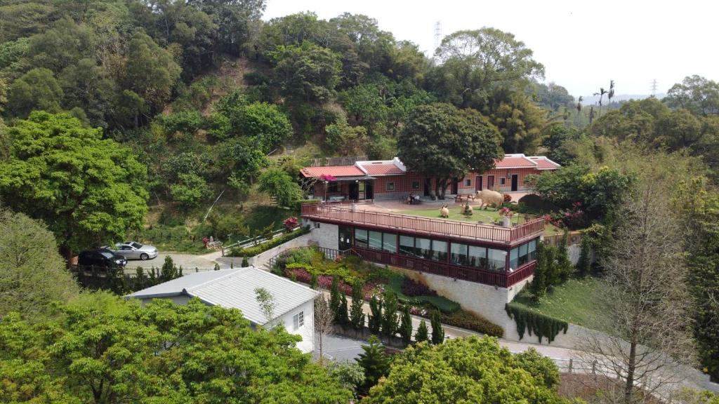 新埔鎮的住宿－霽月山莊，山丘上房屋的空中景致