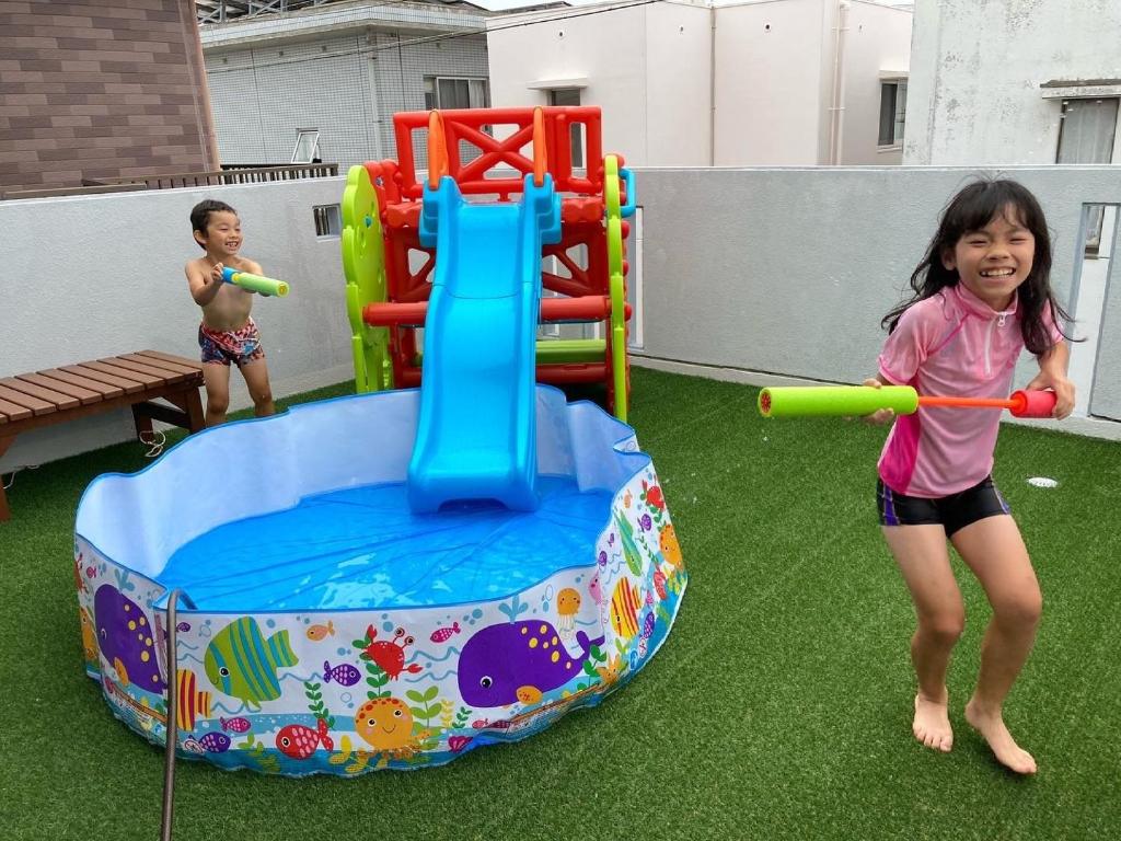 Une petite fille jouant avec un équipement de jeu gonflable dans l'établissement They are NOT HOUSE - Vacation STAY 86998, à Okinawa