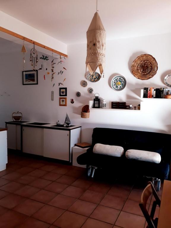 eine Küche mit einem Tisch und einem Sofa in einem Zimmer in der Unterkunft CASINA PONENTE in Macari